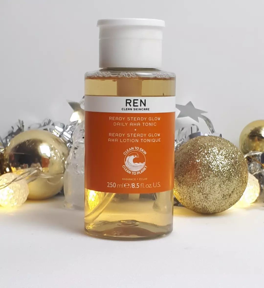 A few weeks ago I was lucky enough to win one of Sharon @backtoyoubeauty #giveaways. One of the products in my wonderful prize was this @renskincare Ready Steady Glow Daily AHA Tonic. Oh boy it's rather gorgeous! With lactic acid from cane sugar for smoothing the skin, salicin from willow bark for pore refining, there's olives in there too, for radiance. Do you know what? It does what it says on the bottle! 